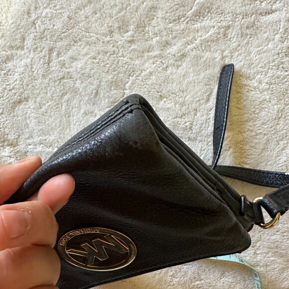 Elevate your style with this stunning Michael Kors crossbody bag. Crafted from l - Picture 13 of 13